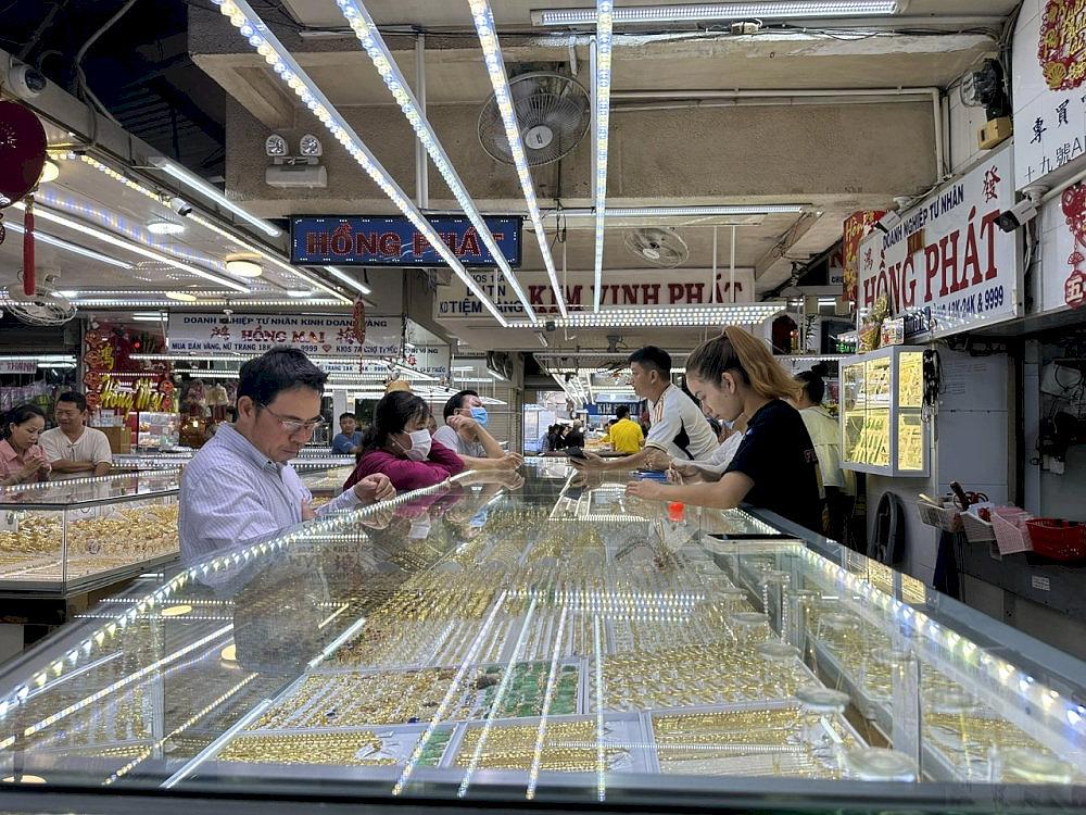 Jewelry stalls at the basement level displaying gold rings and silver necklaces